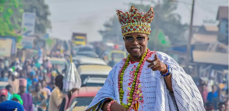 Oluwo distributes cash, food items, others to residents