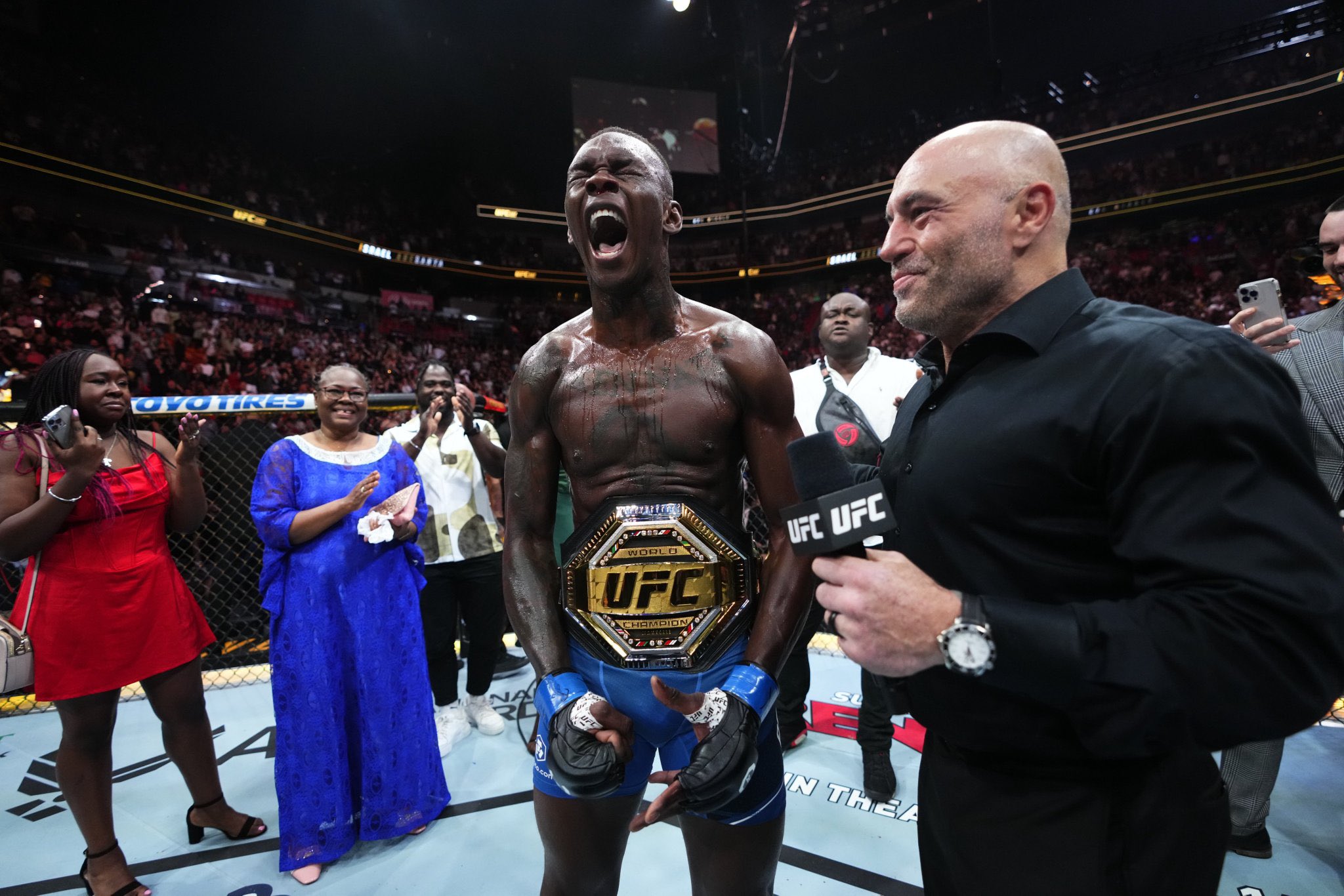 Moment Adesanya knocks out Pereira to reclaim UFC title