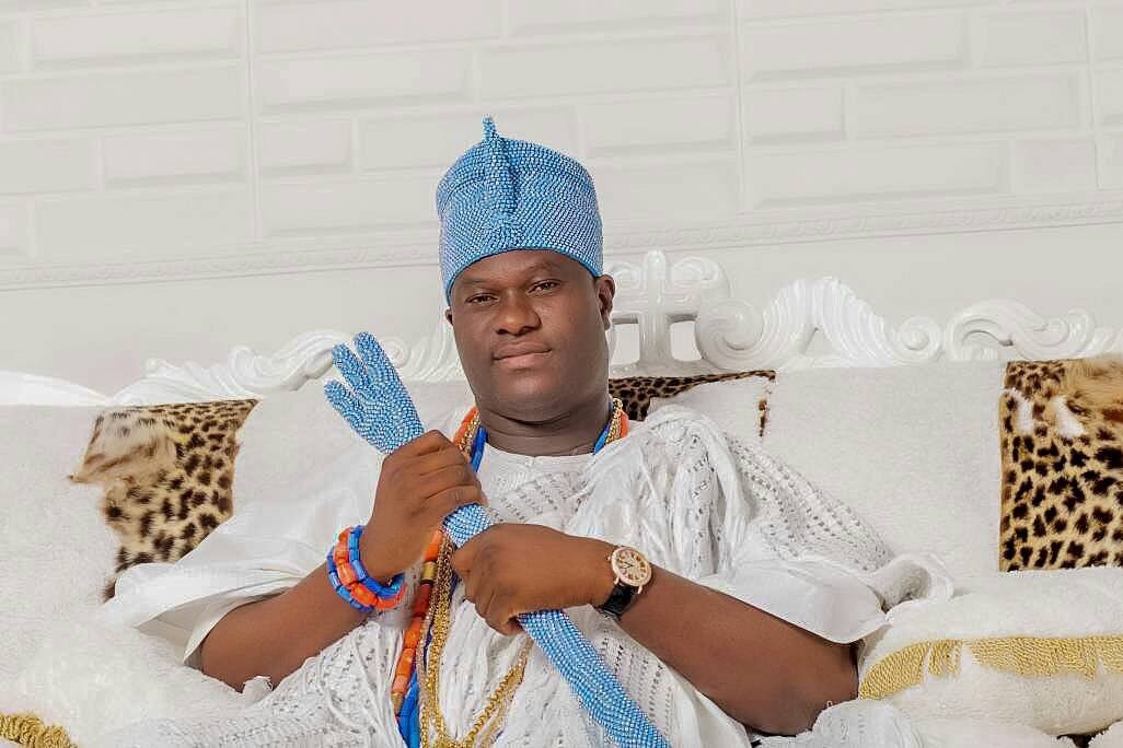 Controversy As Ooni of Ife shakes hands with Adeleke at event